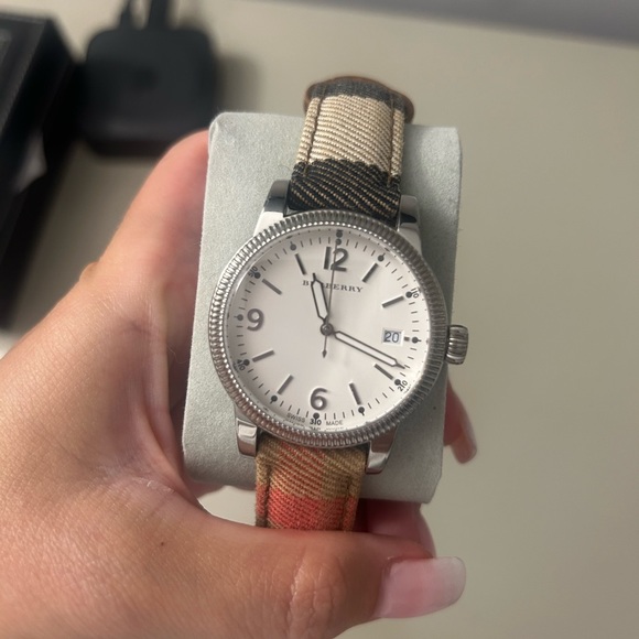 Burberry watch like new great condition!!! - Picture 1 of 2